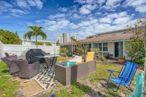 un patio trasero con sillas, una mesa y una valla en Tropical Retreat ** 2 BR ** Singer Island, en West Palm Beach