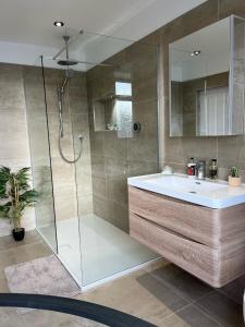 a bathroom with a tub and a sink and a shower at MayDisc Long Stay Contractors Portsmouth Stays in Portsmouth