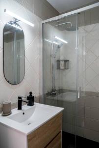 bagno con lavandino e doccia in vetro di La Mar de Bello, cozy apartment! a Costa de Antigua