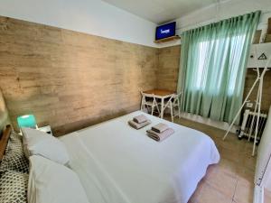 Tempat tidur dalam kamar di Anços Little House -Sintra Countryside-