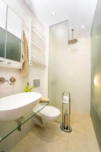 Ένα μπάνιο στο Warm&Cozy Studio with Patio