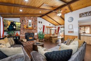 sala de estar con sofás y chimenea en Serenity Summit Cabin, en Big Bear Lake