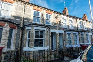 an old brick house with white windows on a street at Springfield Place - 3 Bed Central Reading - Sleeps 6 - Free Parking in Reading