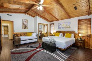 um quarto com 2 camas e uma ventoinha de tecto em Serenity Summit Cabin em Big Bear Lake