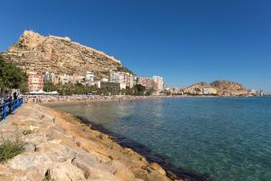 una playa con un montón de gente en el agua en Urban Rooms Alicante, en Alicante