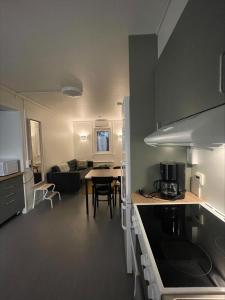 Solhyllan Lägenhet في Harads: مطبخ وغرفة معيشة مع طاولة