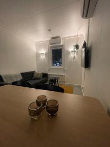 Solhyllan Lägenhet في Harads: غرفة مع طاولة عليها طبقين