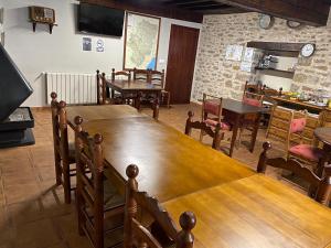 uma sala de jantar com uma mesa de madeira e cadeiras em Casa Sara em Cantavieja