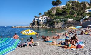 un grupo de personas tumbadas en una playa en Da Carmen e Peppe, en Santa Flavia