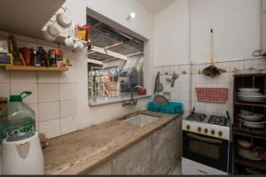 cocina con fregadero y fogones horno superior en Georgy house, en Punta del Este