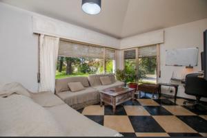 sala de estar con sofá y mesa en Georgy house, en Punta del Este