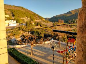 een uitzicht op een parkeerplaats met een speeltuin bij Ca'n Josep in Segorbe