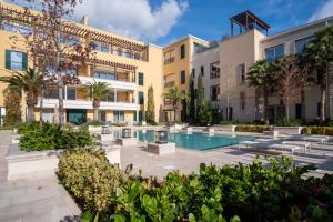un complejo de apartamentos con piscina y edificios en Paloma Apartment - Portonovi Resort, en Herceg-Novi