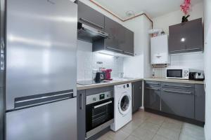 cocina con lavadora y lavadora en Cozy - Free Parking - 15mn from Paris Montparnasse en Clamart