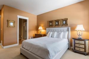 1 dormitorio con 1 cama grande y 2 mesitas de noche en Summer Creek Inn, en Rapid City