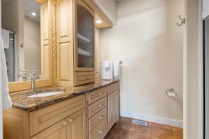 uma casa de banho com um lavatório e um espelho em Summer Creek Inn em Rapid City