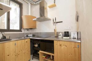 Kuchyňa alebo kuchynka v ubytovaní Apartamento Tr Auriga en el Barri Vell Girona