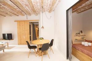 Televízia a/alebo spoločenská miestnosť v ubytovaní Apartamento Tr Auriga en el Barri Vell Girona