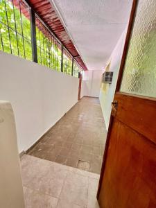pasillo vacío con puerta y ventanas de madera en Apartamento céntrico Monoblock en La Rioja