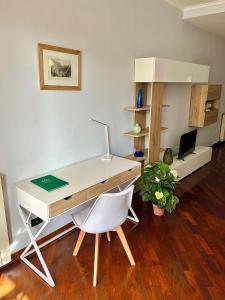 una oficina con escritorio, silla y una planta en INTERO APPARTAMENTO EUR Torrino NUOVO LiFeHome, en Roma