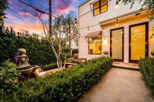 a home with a fountain in front of a building at Stunning TH #5 in Los Angeles