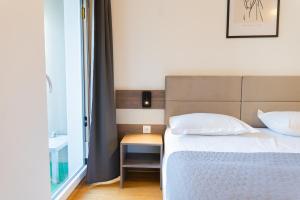 Postel nebo postele na pokoji v ubytování Hotel Triester