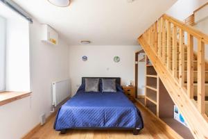 una camera con un letto in una stanza con scale di Cornwall - Unique two storey barn a St Austell