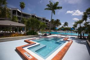 einen Pool in einem Resort mit einem Resort in der Unterkunft Leaward Isle Island Retreat in Key West