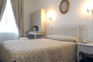 Cama ou camas em um quarto em Hôtel De France