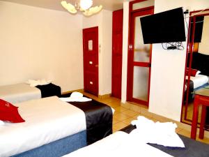 Un pat sau paturi într-o cameră la Hotel Feimar