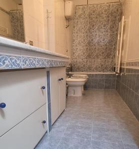 A bathroom at B&b Binario38