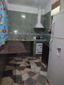 cocina con fregadero y nevera en Chalet los Abuelos en La Falda