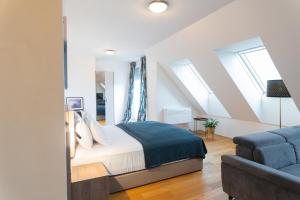 a bedroom with a bed and a couch at Apartment Hotel Triester in Vienna