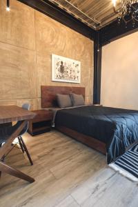 een slaapkamer met een bed en een tafel. bij Elegante LOFT 6 con vista a la ciudad in Mexico-Stad