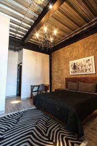 een slaapkamer met een groot bed en een kroonluchter bij Elegante LOFT 6 con vista a la ciudad in Mexico-Stad