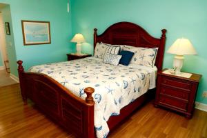a bedroom with a bed and two night stands with lamps at Hemingways Atlantic Retreat in Key West