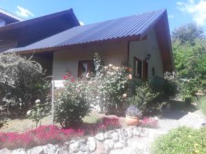 una casa con flores delante en Tierras del sur I en Villa La Angostura