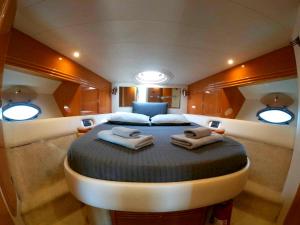 una cama grande en el centro de un barco en Luxury Yacht Kamikara, en San Miguel de Abona