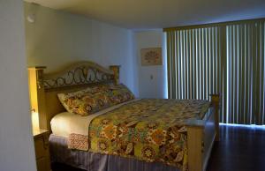 a bedroom with a large bed in a room at Paradise Found Cayo Hueso in Key West