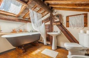 ein Badezimmer mit einer Badewanne, einem WC und einem Waschbecken in der Unterkunft Villa San Filippo in Arezzo