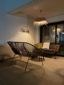 un soggiorno con sedia e divano di Casa Domino a Villaverde