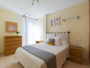 een slaapkamer met een groot bed en een dressoir bij Mahostly Apartamento Castillo in Puerto del Rosario