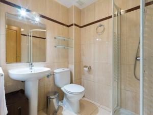 een badkamer met een toilet, een wastafel en een douche bij Mahostly Apartamento Castillo in Puerto del Rosario