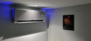 A television and/or entertainment centre at Bobo's Luxury Apartment