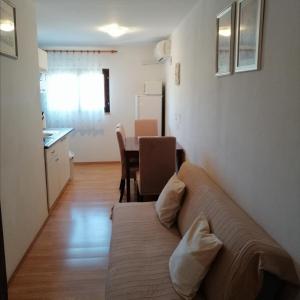 Seating area sa Apartment in Privlaka with sea view, terrace, air conditioning, WiFi 3591-1