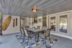Φωτογραφία από το άλμπουμ του 8 BDRM Mansion. 10 MN to Honeymoon Island Beach σε Palm Harbor