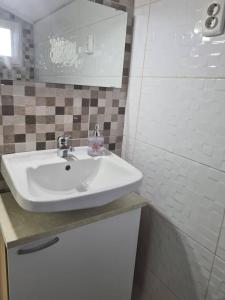 Kúpeľňa v ubytovaní Holiday apartment in Privlaka with sea view, terrace, air conditioning, WiFi 3591-3
