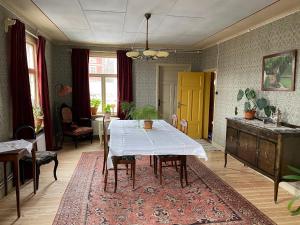 ein Esszimmer mit einem Tisch und einer Küche in der Unterkunft Strandgården Hoverberg. in Svenstavik