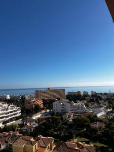 Vue sur une ville avec l'océan en arrière-plan dans l'établissement Lovely apartment in Torremolinos, à Torremolinos