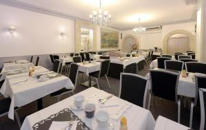 Um restaurante ou outro lugar para comer em Hôtel De France mais 34 fotos